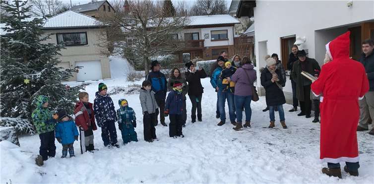 Vor weißer Schneekulisse sprach der Nikolaus zu den Kindern. privat