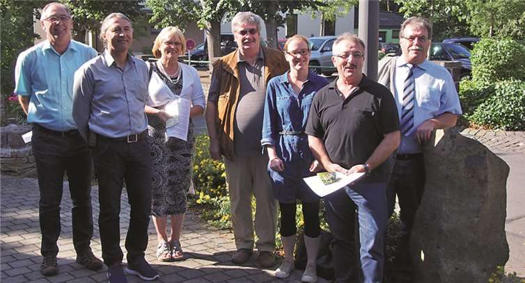 Vor wenigen Tagen präsentierte Verbandsbürgermeister Klaus Bell den neuen Flyer mit integrierter Übersichtskarte zum Wanderwegenetz der Pellenz. -UBU-