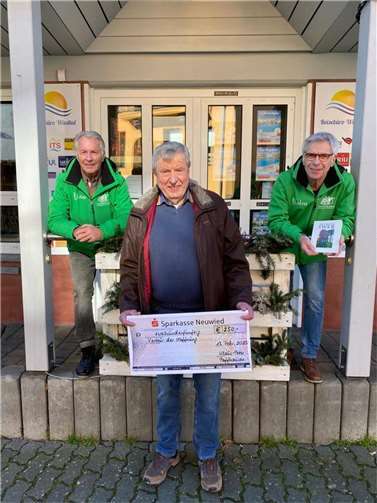 Vor wenigen Tagen überreichte Klaus-Peter Paffhausen den obligatorischen Spendenscheck an Hans-Hermann Walkenbach und Jürgen Grünwald.  Foto: VOR-TOUR der Hoffnung