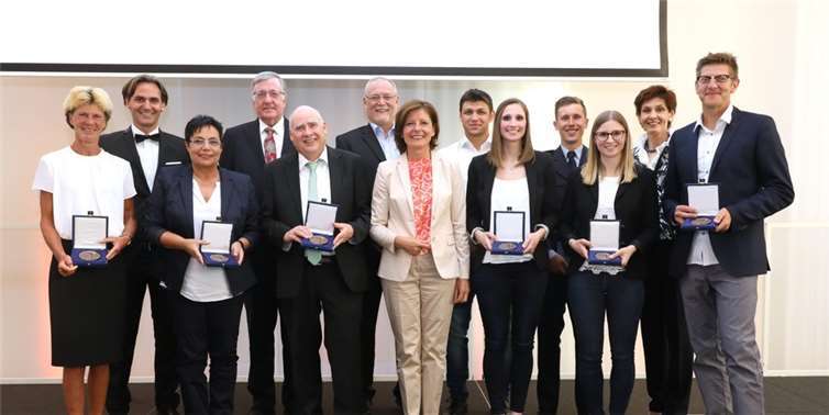 Vor wenigen Wochen wurde Marion Pangsy (3. v. l.) durch Ministerpräsidentin Malu Dreyer mit der Sportplakette des Landes Rheinland-Pfalz ausgezeichnet.  Staatskanzlei Rheinland-Pfalz (1)/HH (1)