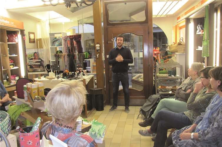 Vor zahlreichen Besuchern informierte Daniel Sommer, stellv. Geschäftsführer von Oikocredit Bonn, im Linzer Weltladen am Beispiel von Bolivien über die Vorteile und den Nutzen von Kleinkrediten.privat