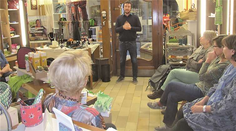 Vor zahlreichen Besuchern informierte der Politikwissenschaftler Daniel Sommer, stellv. Geschäftsführer von Oikocredit Bonn, im Linzer Weltladen am Beispiel von Bolivien über die Vorteile und den Nutzen von Kleinkrediten.privat