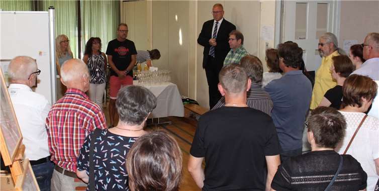 Vor zahlreichen Gästen eröffnete Ortsbürgermeister Eugen Schmitt zu Beginn der diesjährigen Kirmes eine Ausstellung Oberzissener Künstler in der Brohltalhalle.Fotos: WK