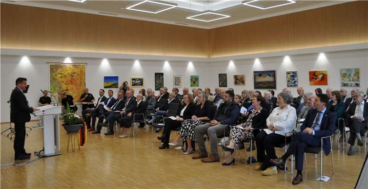 Vor zahlreichen Gästen im Ratssaal hielt Bürgermeister Holger Jung ein Plädoyer für die Demokratie. Foto: Stadt Meckenheim