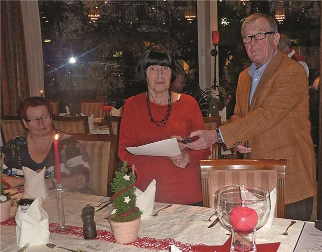 Vor zehn Jahren wurde Magdalena Engel Mitglied des VdK-Ortsverbands Bad Breisig. Mit Urkunde, Ehrennadel und Blumen bedankte sich Vorsitzender Jürgen Sieler für die Treue zu dem Sozialverband. privat