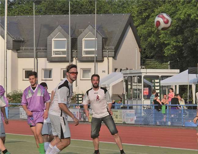 Vor zwei Wochen rollte der Ball im Jakob-Vogt-Stadion beim Dorfturnier noch rein freizeitmäßig. Viele SV-Kicker waren aktiv dabei, einige auch sehr erfolgreich. Bald ist ihre Vorbereitungsphase vorbei, mit den Spielen der ersten Kreispokalrunde geht es erstmals wettbewerbsmäßig „zur Sache“. privat