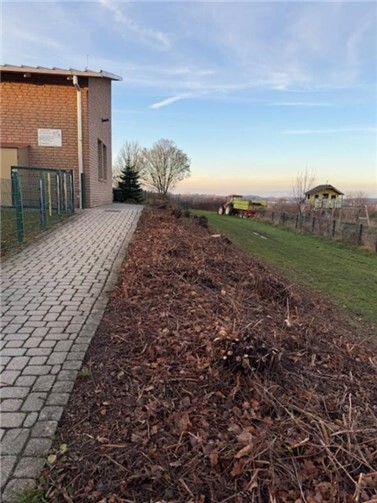 Vorarbeiten für die neuen Parkplätze beim Kindergarten in Kalenborn.