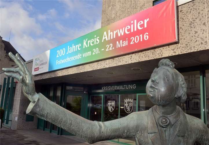 Vorausschauender Hinweis: 2016 steht ein großes Jubiläum an. Das wissen auch der Amtsschimmel und sein Treiber. Dieses Bronze-Kunstwerk hat sich die Kreisverwaltung Ahrweiler mit Humor und Selbstironie vor die Tür gesetzt.Kreisverwaltung Ahrweiler