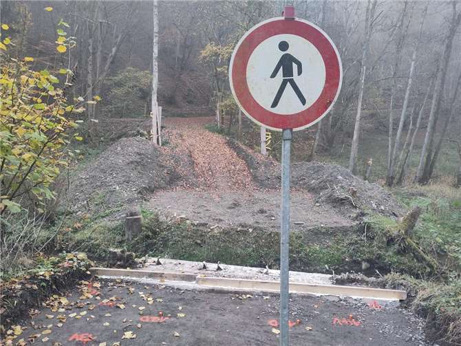 Das Versprechen Brücke Hammesmühle, und was daraus wurde Voraussichtlich können sich nach fast 4 Jahren Planung und Bauzeit Wanderer, Radfahrer und besonders der Stadtteil Nitztal auf die Fertigstellung dieses Netteübergangs freuen. Foto: FWM