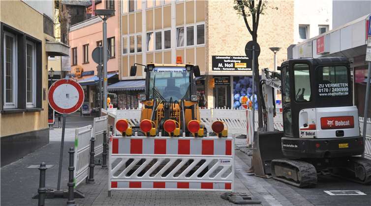 Voraussichtlich noch bis zum 20. April muss die Bahnhofstraße wegen Pflasterarbeiten für den Durchgangsverkehr gesperrt werden. Stadt Andernach/Maurer