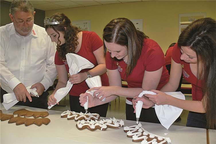Vorbereiten, Backen und Verzieren unter der fachlichen Anleitung vom Bäckermeister. Die Mädels waren mit Geschick und Freude bei der Sache.