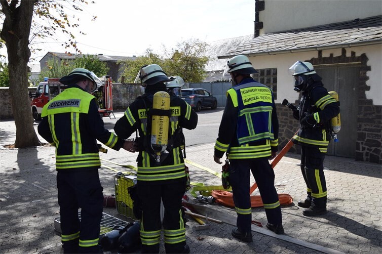 Großübung der Feuerwehren Kehrig und Umgebung zur Menschenrettung und Brandbekämpfung