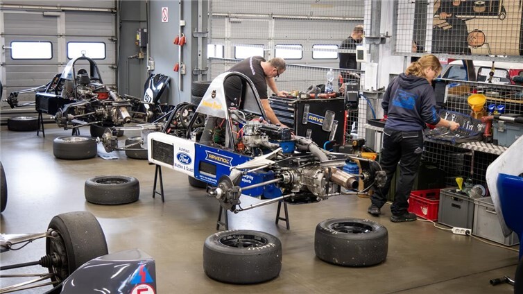 Erfolgreicher Saisonabschluss für Simone Busch vom AC Mayen  Vorbereitung der Rennwagen beim Team Färber vor dem Start