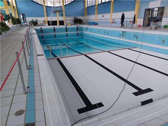 Vorbereitung für die Wiedereröffnung im Mons-Tabor-Bad: Der neue Hubboden ist eingebaut, das Becken gereinigt, jetzt läuft das Wasser ein. 900 Kubikmeter Wasser fasst das große Variobecken, es braucht fast zwei Tage bis es vollgelaufen ist. @Privat