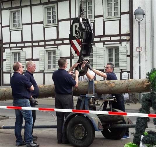 Vorbereitungen zum Maibaumstellen in den vergangenen Jahren.Fotos: privat