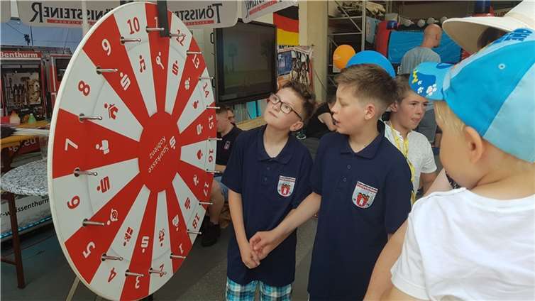 Vorbildlich war die Beteiligung der Jugendfeuerwehr: Diese organisierte und betreute am Nachmittag zahlreiche Attraktionen für die Kinder, so z.B. das beliebte Glücksrad.