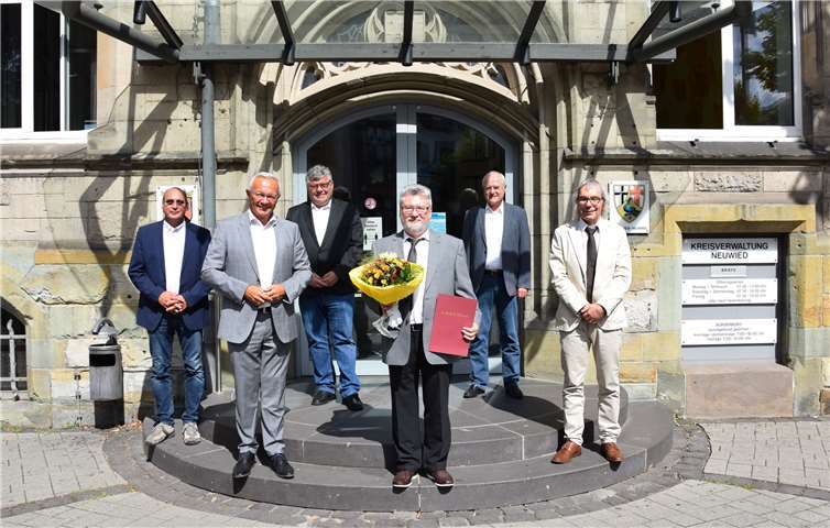 Vordere Reihe: Christoph Becker (Mitte) mit Landrat Achim Hallerbach (links) und dem stellvertretenden Leiter des Jobcenters Frank Potthast, Hintere Reihe v.l.n.r.: Personalratsmitglied Thomas Ecker, 1. Kreisbeigeordneter Michael Mahlert und Leiter des Jobcenters Manfred Plag.