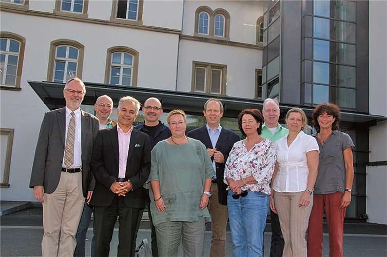 (Vordere Reihe) Dr. Elsner, Dr. Dr. Rahim Schmidt, MdL, Ingrid Bäumler (KV Grüne MYK), Rupertina Engel (Sozialausschuss Kreis MYK), Gaby Schmidt (Leiterin Netzwerk Inklusion MYK), Elke Steckenstein (Netzwerk Inklusion MYK), (hintere Reihe) Martin Schmitt (Fraktionsvorsitzender VG Vordereifel), Ronald Maltha (Kreisvorstand Grüne MYK), Uwe Diederichs-Seidel (Fraktionsvorsitzender Stadtrat Koblenz), Klaus Meurer (Kreistagsmitglied MYK).  Privat