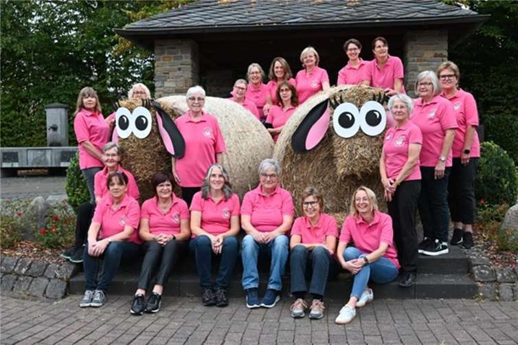 Überwältigende Resonanz beim Bauernmarkt in Thalhausen Vordere Reihe: Marianne Fleischer, Ute Landmann, Christiane Miller, Elke Lemgen, Dagmar Pfeifer, Brigitte Hoffmann, Tanja Schwieder. Mittlere Reihe: Konny Hermann, Inge Lauterborn, Roswitha Velten, Margarete Pollmann, Heidi Momm, Heike Schmitz. Hintere Reihe: Karin Rämer, Kerstin Mäurer, Lydia Hammerstein, Andrea Löffler, Gabi Kurz, Sandra Risse, Katja Lemgen. Foto: Volker Lemgen