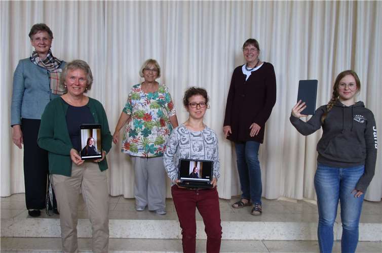 Vordere Reihe (v. li.):Simone Kämper (Diakonin-inklusive Arbeit), Anneliese Freytag (Ehrenamtlerin), Jana Engelhardt (Ehrenamtlerin); hintere Reihe (v. li.): Dr. Angelika Wurm (Präsidentin LC), Dr. Gudrun Mieth-Leichsenring (Beauftragte PR und Fundraisin LC) und Cordula Siebert (Pfarrerin).