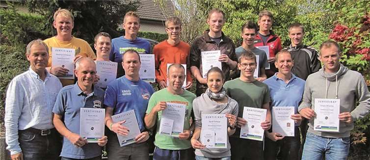 Vordere Reihe (v.l.): Andreas Kosel, Unfallkasse; Klaus Marx, Feuerwehr Morbach; Daniel Schön, Feuerwehr Mudersbach; Heiko Schmidt, Feuerwehr Zornheim; Sarah Schaup, Feuerwehr Brohltal; Daniel Fritzmann, Feuerwehr Speyer; Sascha Emmer, Berufsfeuerwehr Ludwigshafen; Gregor Mischka, Berufsfeuerwehr Ludwigshafen. Hintere Reihe (v.l.): Henning Leithäuser, Berufsfeuerwehr Ludwigshafen; Gero Erbslöh, Feuerwehr Speyer; Steffen Kappes, Feuerwehr Brachbach; Nils Burgmann, Feuerwehr Pirmasens; Daniel Müller, Feuerwehr Brohltal; Frederic Beverungen, Feuerwehr Brachbach; Benjamin Skupin, Feuerwehr Puderbach; Mika Gesell, Praktikant Unfallkasse. Nicht auf dem Foto Werner Junek von der Feuerwehr Speyer.privat