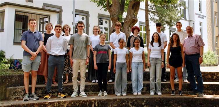 Vordere Reihe (.v.l.): Ben Weiler, Paul Meuter, Leonard Schütz, Noemi Schäfer, Emily Baidoo, Laura Baidoo, Anna Rausch, Loreen Ziegler, Vorsitzender Sven-Erich Czernik. Hintere Reihe: Stv. Schulleiterin Beate Falterbaum, 2. Vorsitzende Tamara Choitz, Charlotte Überhofen, Maximilian Überhofen, Mark Henkel, Mohammad Youssef, Luca Schütz. Es fehlen: Vroni Hamann und Amelie Schober. Foto: privat