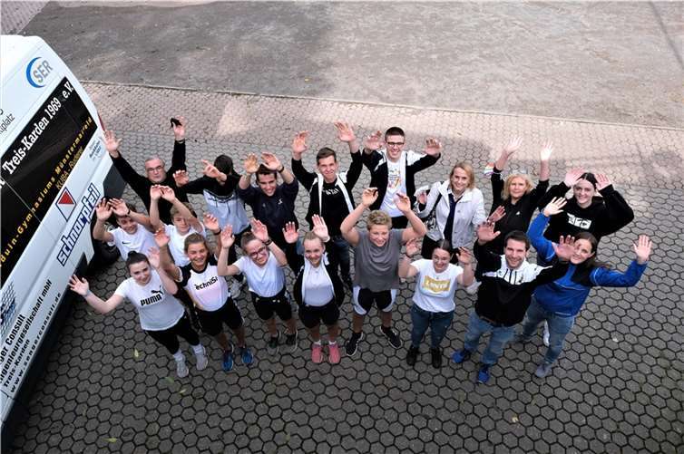 Vordere Reihe (v.l.): Emily Krechel, Felicitas Welter, Alena Röser, Eva Haible, Jan Schwab, Inja Gerhartz, Timo Sesterhenn, Anika Sesterhenn. Hintere Reihe (v.l.): Henry Kathan, Michael Hippert, Maximilian Nehrenberg, Felix Bischof, Felix Diederichs, Simon Haible, Christian Ilgen, Schulleiterin Christiane Hofmann, Dagmar Hippert, Clara Severin.Foto: KuBa