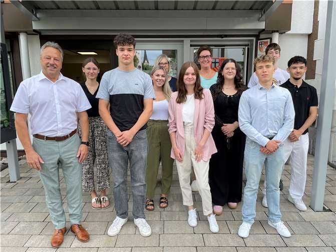 Vordere Reihe (v.l.): Hans-Werner Breithausen, Carlo Eisermann, Larissa Löffler, Martin Münch; mittlere Reihe (v.l.): Alena Harder, Leonie Kahlenbach, Leonie Scharenberg, Filip Floss; hintere Reihe (v.l.): Andrea Plotzki, Stephanie Flemmer, Jan Klahr  Foto: Heike Kurz