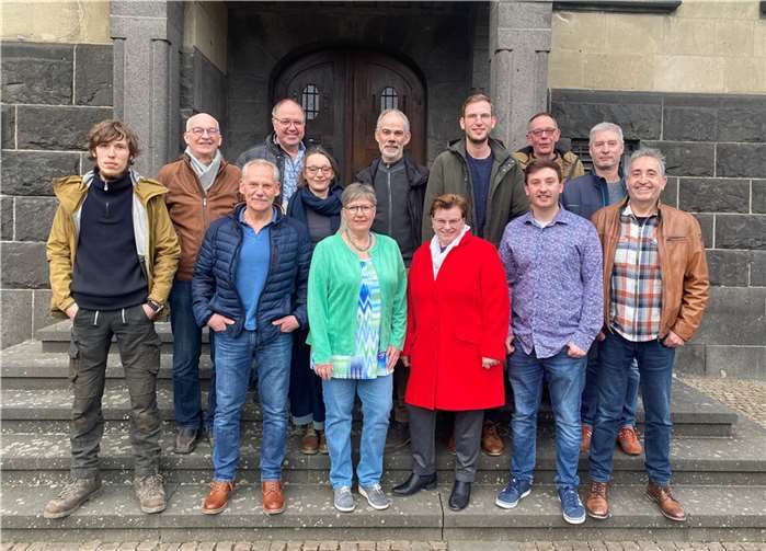 Vordere Reihe (v.l.) Johann Retterath, Ralf Montermann, Karin Stein, Melanie Velten, Kevin Girolstein, Edgar Girolstein. Hintere Reihe (v.l.) Reiner Ax, Rainer Reutelsterz, Ivette Mittler, Olaf Pung, Jan Geisen, Daniel Schmitt, Jörg Schmidt.  Foto: privat