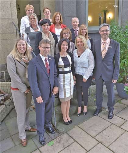 Vordere Reihe v.l.: Personalrat Anne Püsch, Personalleiter Karl-Heinz Nigbur, Dorothee König, Kirsten Baier, Vorstandsmitglied Karl-Josef Esch,Dahinter v.l.: Petra Sommer, Bernadette Maier, Ulrike Schneider, Karin Fust, Karin Jünger, Anita Weidle, Jens Lichtenberg, Andrea Steinberger. KSK MY