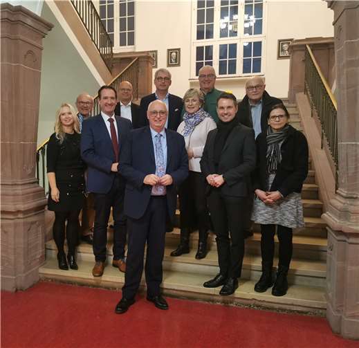 Vordere Reihe v.l.: Sandra Hansen-Spurzem, Bürgermeister Thomas Przybylla, Hans-Jörg Assenmacher, Barbara Harnischfeger, Oberbürgermeister David Langner und Marion Blettenberg. Hintere Reihe v.l.: SGD Nord-Präsident a.D. Hans-Dieter Gassen, Hermann Krupp, Sascha Monschauer, Staatssekretär a.D. und SGD Nord-Präsident a.D. Uwe Hüser und Herbert Grohe. Foto: Initiative Region Koblenz-Mittelrhein e. V.