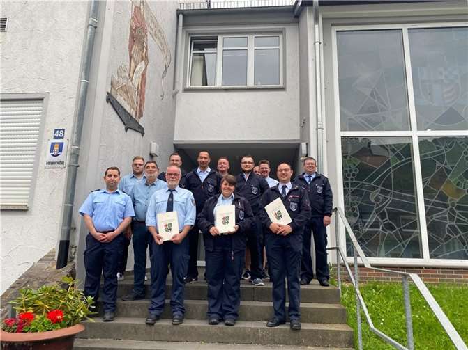 Vordere Reihe v.l. Stellvertretender Wehrleiter Jens Kerber, dahinter versetzt: Erster Beigeordneter Verbandsgemeinde Rhein-Mosel Werner Merkenich, bisheriger Wehrführer Löschgruppe Burgen Walter Gail, neue Wehrführerin Löschgruppe Burgen Claudia Kornmesser, bisheriger und neuer stellvertretender Wehrführer Löschgruppe Burgen Torsten Kornmesser, dahinter Mannschaft der Löschgruppe Burgen.  Quelle: Feuerwehr Burgen)