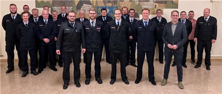 Vordere Reihe v.l.: Wehrleiter Tobias Haubrich, der scheidende stellvertretende Wehrführer Pierre Rüdel, der neu gewählte stellvertretende Wehrführer Nico Bronn, Wehrführer Nico Schwind und Bürgermeister Oliver Götsch. Quelle:Verbandsgemeindeverwaltung Selters