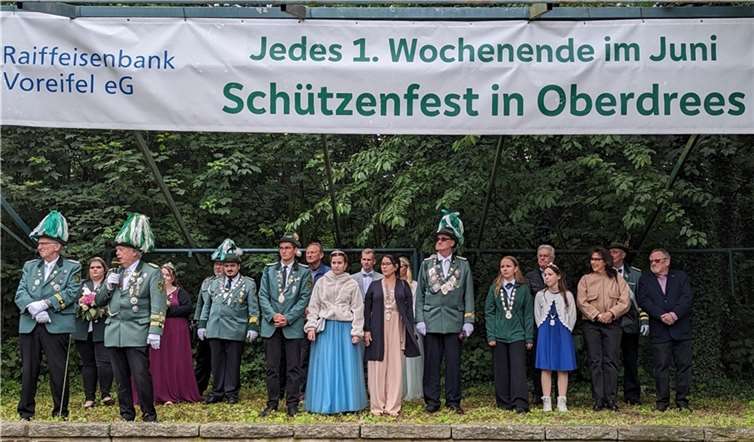 Vordere Reihe v.l.: stv. Brudermeister Heinz Hubert Marquardt, Brudermeister Manfred von Goscinski, Bez.-Königspaar Manuela Enders und Marcel Eich, Bez.-Jungschützenprinz André Zavelberg mit Laura Gilgenbach, Liesel Sandra Metternich, König der Könige Ludwig Metternich, Bez.-Schülerprinzessin Clara Klein, Bez.-Bambiniprinzessin Nele Tuschen, Ratsmitglied Silke Josten-Schneider, Vertreter der UWG Peter Heck. Hintere Reihe v.l.: Bez.-Liesel Janina Höhne, 1. Schießmeister Peter Kaczun, Ortsvorsteher Kurt Brozio, Maikönigspaar Mirko Höckendorf mit Lara Becker, Ortsausschussvorsitzender Peter Eich, Ehren Bez.-Bundesmeister Hans Peter Metternich. Foto: privat