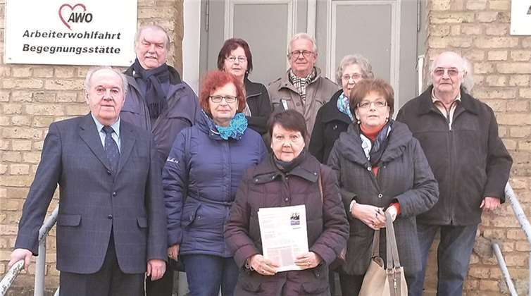 (Vordere Reihe v.li.): Erster Beigeordneter Bernhard Wiemer, Hedi Schenk (Vorsitzende), Elfriede Zacharias, Rita Rehfisch, (hintere Reihe): Harry Stehl, Gudrun Träger, Manfred Hendrichs (Stv. Vorsitzender), Gudrun Stamm und Karl Heinz Ramscheid. privat