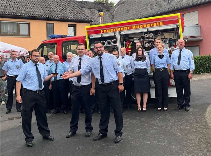 Vordere Reihe v.li. Wehrleiter Tobias Haubrich mit Wehrführer Markus Thiel und seinem Stellvertreter Nils Dümler. Quelle: Verbandsgemeinde Selters