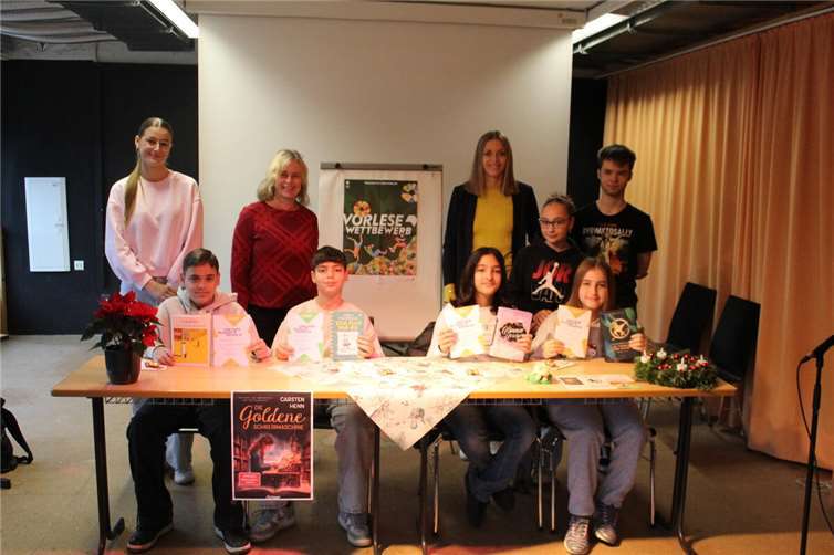 Vordere Reihe v.li. die TeilnehmerInnen Anthony Fettig, Emir Dersuniyelioglu, Adnia Eilkhani und Nayla Brown sowie hintere Reihe v.li. die Jury: Fiona Glomb, Karoline Herz, Marina Kölzer, Filiz Bulunc und Joshua Krause. Quelle: RS Plus auf der Karthause