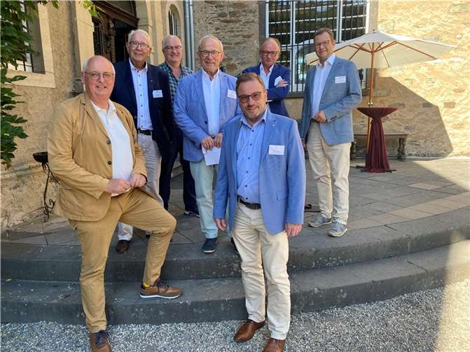 Vordere Reihe v.l.n.r.: Hans-Jörg Assenmacher, Vorsitzender der Initiative Region Koblenz-Mittelrhein e.V. und Notar in Koblenz, Peter Greisler, Ehrenvorsitzender der Initiative Region Koblenz-Mittelrhein e.V., Hans-Dieter Gassen, Ehrenmitglied der Initiative Region Koblenz-Mittelrhein e.V. und SGD Nord Präsident a.D., Wolfgang Treis, stellv. Vorsitzender der Initiative Region Koblenz-Mittelrhein e.V. und SGD Nord Präsident. Hintere Reihe v.l.n.r.: Uwe Hüser, Beisitzender der Initiative Region Koblenz-Mittelrhein e.V., Staatssekretär und SGD Nord Präsident a.D., Achim Hütten, scheidender Beiratsvorsitzender der Initiative Region Koblenz-Mittelrhein e.V. und Oberbürgermeister der Stadt Andernach, Prof. Dr. Ralf Haderlein, stellv. Vorsitzender der Initiative Region Koblenz-Mittelrhein e.V., Leiter des Zentrums für Fernstudien im Hochschulverbund (zfh) und Studiengangsleiter für den Bereich Sozialwissenschaften der Hochschule Koblenz. Foto: Initiative Region Koblenz-Mittelrhein e.V.