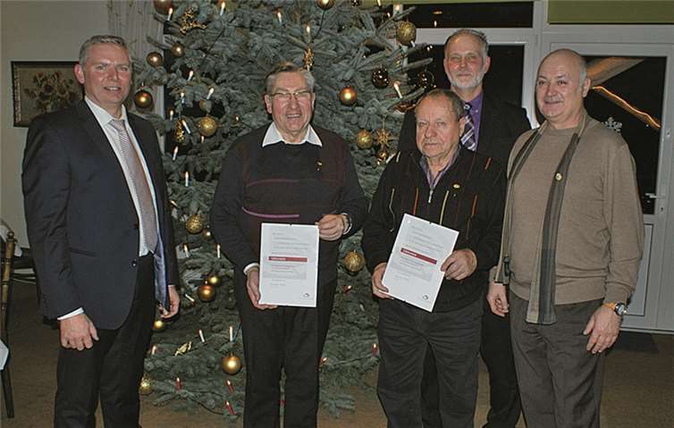 Vordere Reihe (v.l.n.r.) Jörg Straus mit den Jubilaren Wilfried Raupach, Alois Breidbach, Wilfried Oster, hinten Jörg Baldus.privat