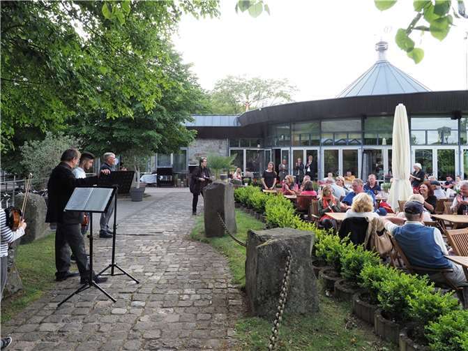 Vordere Reihe v.l.n.r.: Ukrainische Musiker, Peter Bäsch (Lions Koblenz-Vallendar), Schirmherrin Frau Prof. Henzler bei der Abendveranstaltung.  Foto: privat