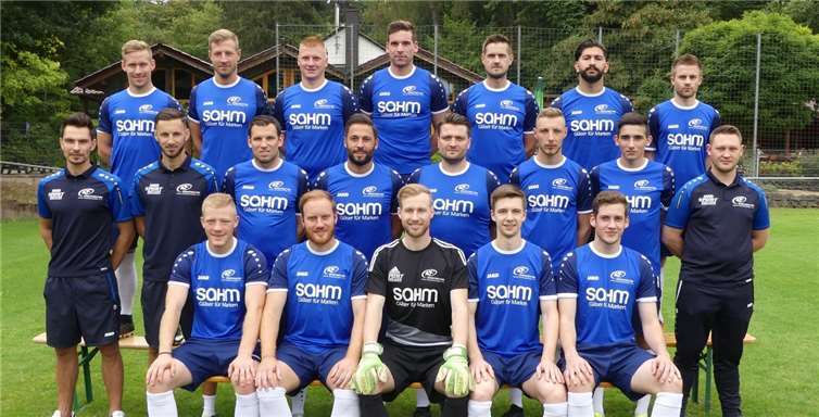 Vordere Reihe von links: Christian Schauer, Carsten Schwickert, Kevin Klauer, Joshua Hoffmann, Lukas Bay. mittlere Reihe von links: Trainer Anton Grasmik, Trainer Stephan Roll, Marcus Cremer, Marco Bernardy, Almir Ademi, Lucas Zöller, Vangeli Kamtsikis, Teammanager Max Misterek. Obere Reihe von links: Andre Hein, Fabian Heuser, Jürgen Czakert, Tobias Gleich, Mathias Tries, Tayfun Öztürk, Julian Blatt. Es fehlen: Dominik Deinert, Egzon Doda, Jan Depensiefen.