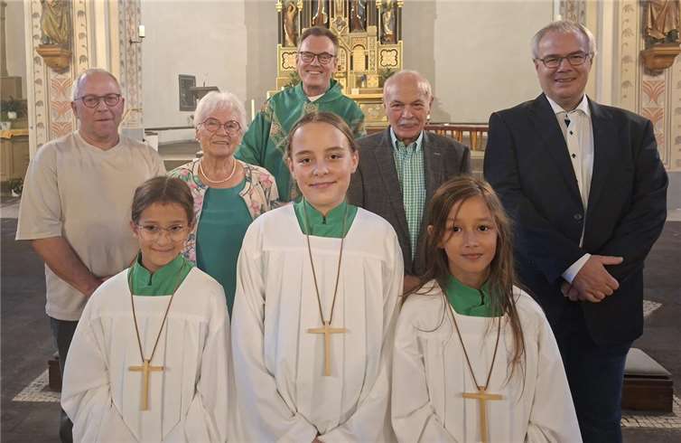 Vordere Reihe (von links) Mona Hilger, Lotte Spiller und Klara Flesch, dahinter (von links) Vorsitzender Uwe Büschel, Pilgerin Hildegard Reis, Pastor Norbert Missong, Altpilger Erwin Grabinski und Jungpilger Jörn Busenkell. Foto: Pamela Hilger