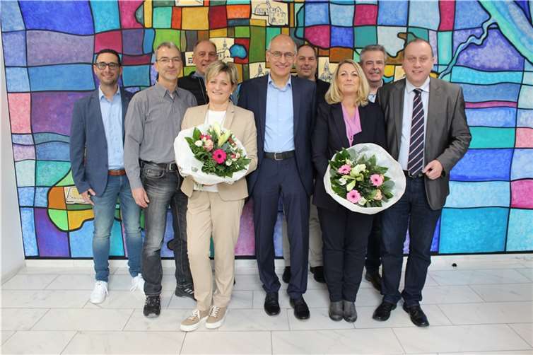 Zusammen 130 Jahre im öffentlichen Dienst Vordere Reihe v.re. Bürgermeister Johannes Bell und die Jubilare Birgit Baltes, Armin Seiwert, Ute Praml sowie Klaus Hilger. Mit dabei sind (hintere Reihe v.re.) die Fachbereichsleiter Bernd Lischwé, Rainer Dommermuth, Karl-Heinz Arzdorf und Personalratsvorsitzender Philipp Nürenberg. Quelle: Verbandsgemeinde Brohltal