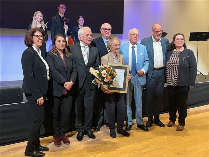 Vordergrund Mitte: Parl. Staatssekretärin a.D. Roswitha Verhülsdonk. Dahinter v.l.n.r.: Vizepräsidentin Sabine Schweitzer, Zemfira Dlovani (Vors. Frauen Union), Präsident Hubert Luszczynski, Ehrenpräsident Hans-Jörg Assenmacher, Ehrenratsvorsitzender Peter Greisler, Thomas Brahm (Debeka-Vorstandsvorsitzender) Birgit Gellert (Generalsekretärin) Hintergrund v.l.n.r.: Finja Fröhlich, Floris Kurth, Magda-Lena Gärtner – Peter-Altmeier-Gymnasium Montabaur Landesmusikgymnasiums RLP. Foto: privat