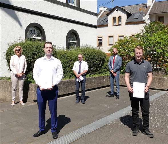 Vordergrund die zwei Absolventen: Sebastian Kohl (BOS2) v.li. und Maurice Hunder (BOS1), im Hintergrund: Annette Coors (Klassenleiterin BOS1), Dietmar Weber (Schulleiter BBS Lahnstein) und Christian Eisenhut (Naspa Lahnstein). Foto: privat