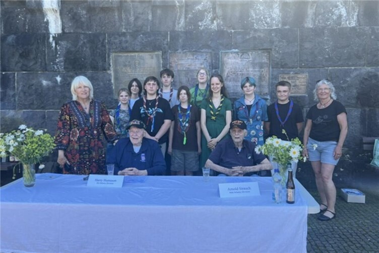 Vordergrund von links: Harry Humason und Arnold StrauchHintergrund von links Helen Patton, Pfadfindergruppe ,Albert Schweitzer‘, Karin Keelan