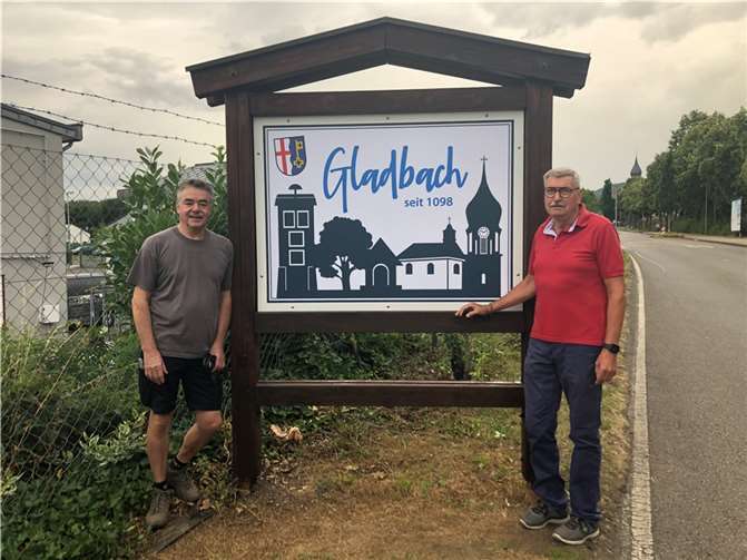 Vorderseite des neuen Ortseingangsschildes mit Helfern (Friedhelm Weißenfels und Karl-Heinz Böhm (v.l).  Foto: Heimat- und Verschönerungsvereins Gladbach e.V
