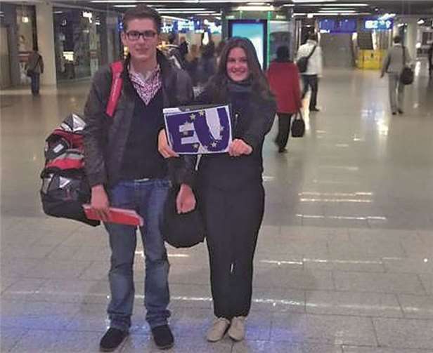 Vorfreude am Flughafen: Michael Wilbert und Lisa Müller kurz vor dem Abflug nach Wien.