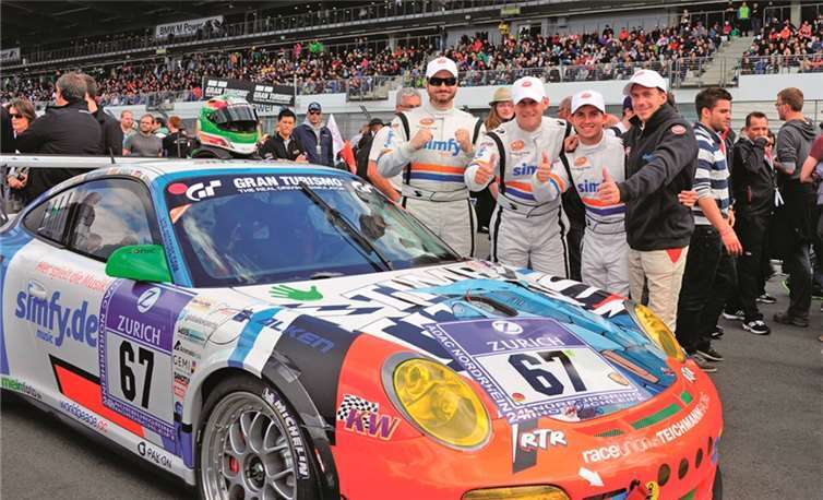 Vorfreude auf das Rennen: Das Fahrerquartett des RTR Teams mit Marc Hennerici (li) vor dem Start des 24 h-Rennens.