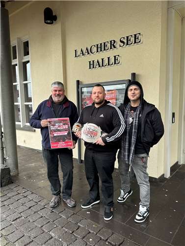 Vorfreude auf den 3. Mai in der Mendiger Laacher See-Halle (von links): Achim Grün, 1. Beigeordneter Stadt Mendig, Robert Dreissker, „wXw Unified World Wrestling Champion“, und Daniel Mallmann, Presse- und Ringsprecher„wXw Unified World Wrestling Championship“.  Foto: VG-Verwaltung Mendig/Stefan Pauly